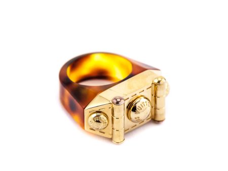 Louis Vuitton Tortoise Resin & Gold Rectangular Vintage Lock Me Ring Size L Hot on Sale